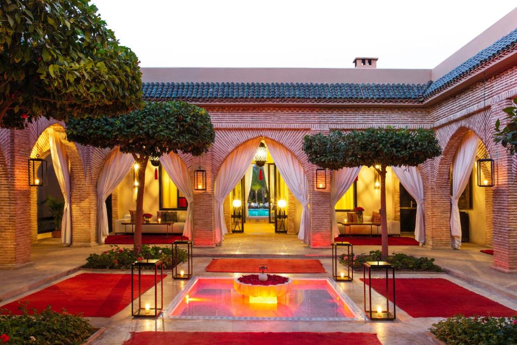 une cour avec une fontaine au milieu d'un bâtiment dans l'établissement Riad Jawad & Spa, à Marrakech
