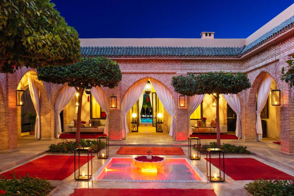 une cour avec une fontaine au milieu d'un bâtiment dans l'établissement Riad Jawad & Spa, à Marrakech
