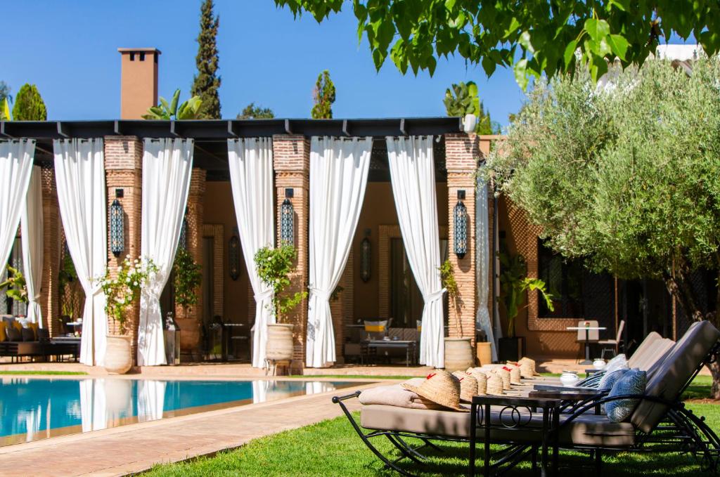 une arrière-cour avec une piscine et un pavillon dans l'établissement Riad Jawad & Spa, à Marrakech