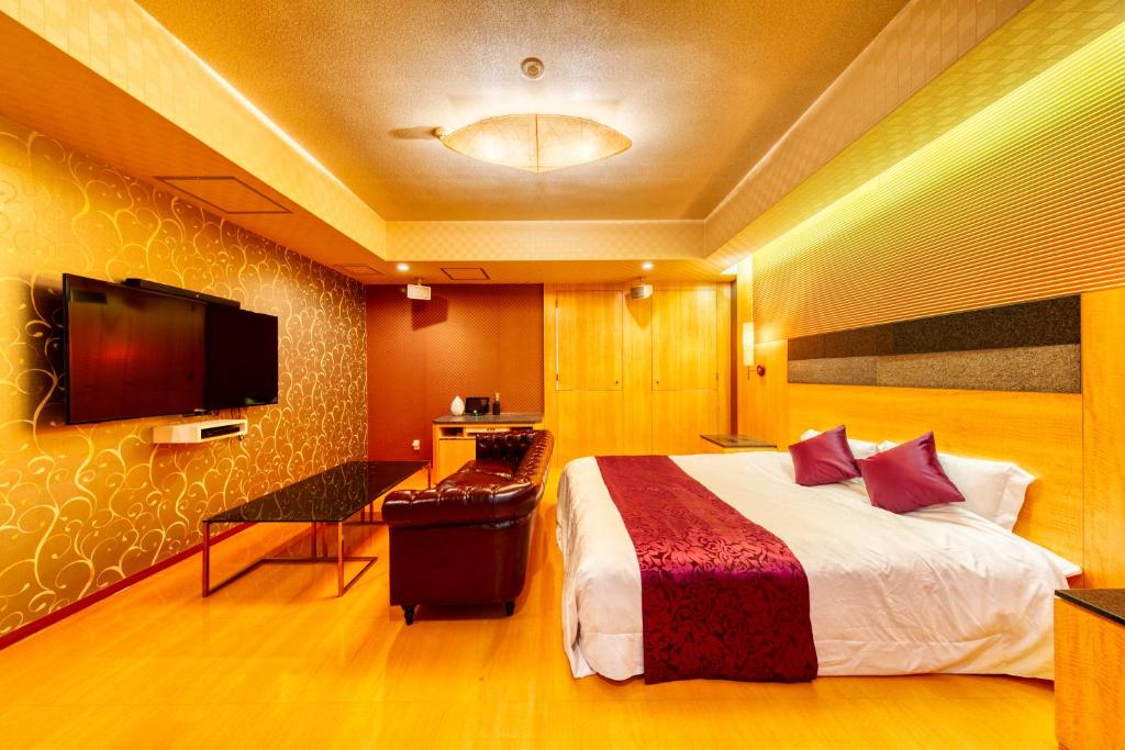 une chambre d'hôtel avec un lit et une télévision à écran plat dans l'établissement Hotel Luna Otsu (Adult Only), à Ōtsu