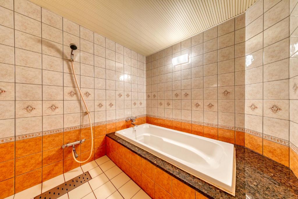 une salle de bain avec baignoire et douche dans l'établissement Hotel Luna Otsu (Adult Only), à Ōtsu