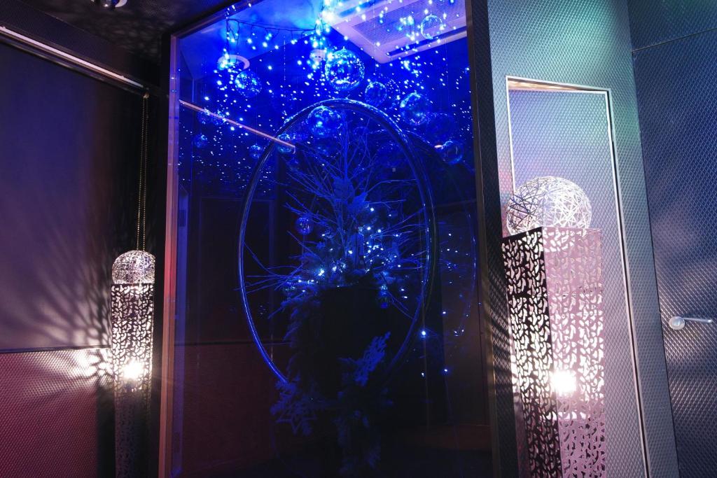 une décoration bleue sur un mur avec des lumières dans l'établissement Hotel Y's (Adult Only), à Sapporo