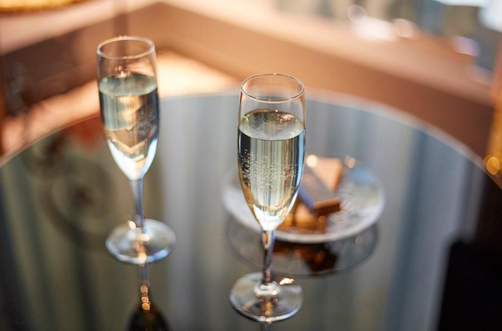 deux verres de champagne assis sur un comptoir dans l'établissement ホテル アン 岐阜-大人専用, à Gifu 42 autres photos