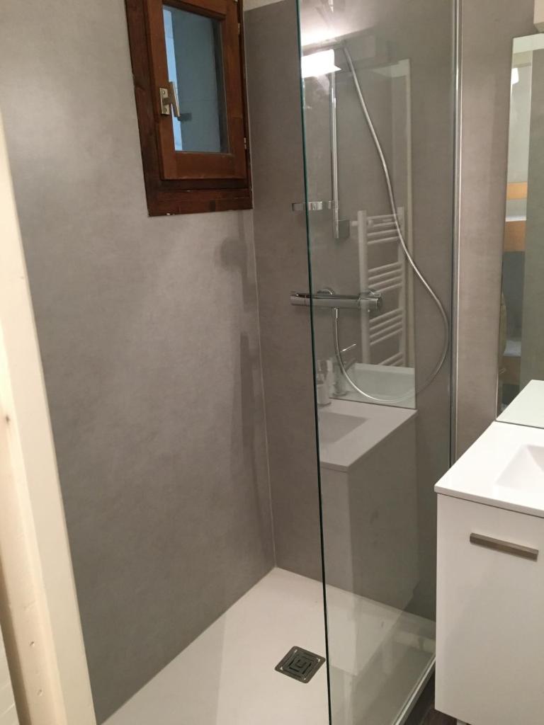 une salle de bain avec douche et lavabo dans l'établissement Résidence Les Pélerins, aux Angles