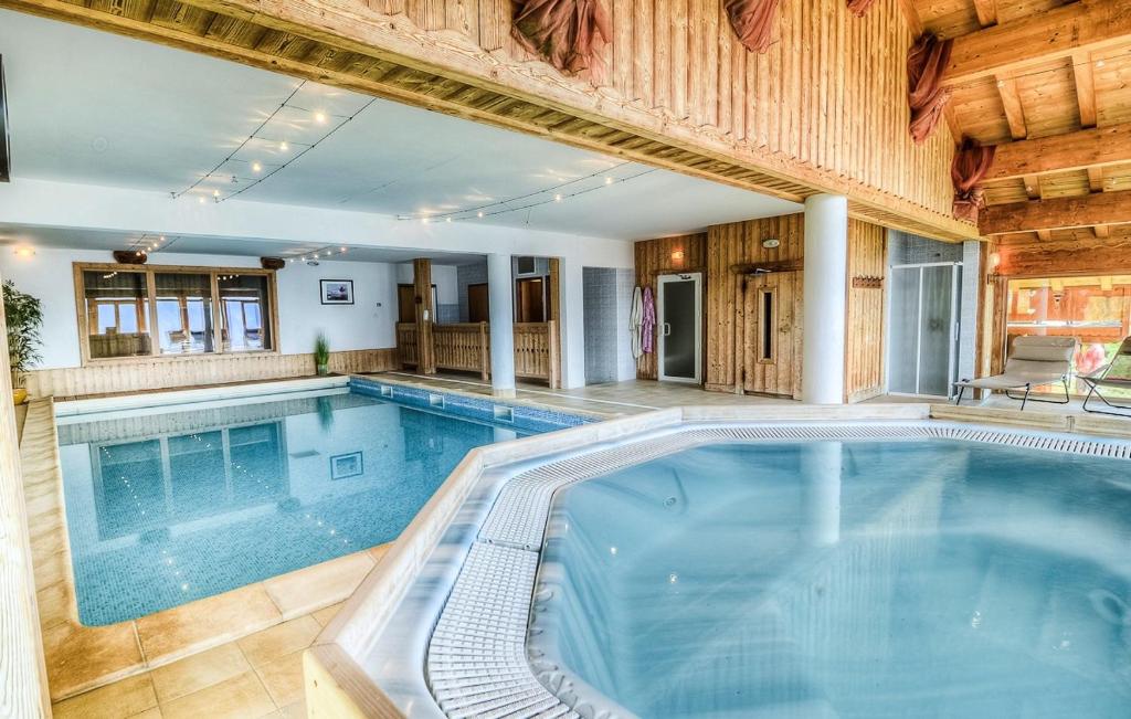 une grande piscine intérieure dans une maison dans l'établissement Le Panoramic, à La Rosière