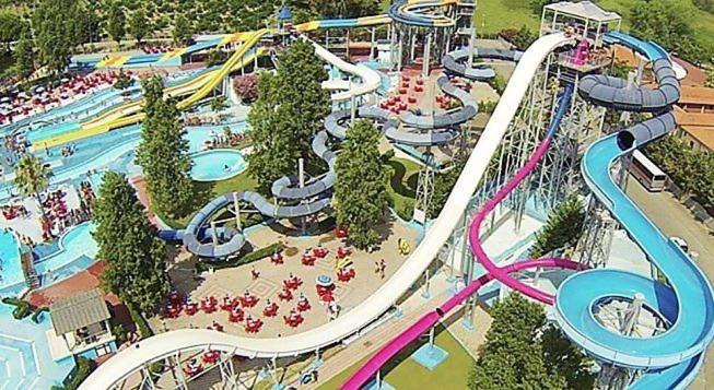 - une vue aérienne sur un parc aquatique doté d'une montagne dans l'établissement Laghi Room Only, à Sibari