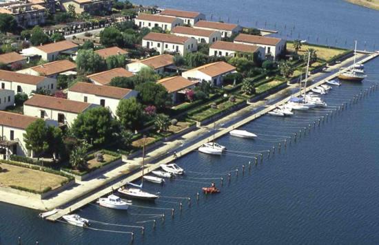 une vue aérienne d'un port avec des bateaux dans l'eau dans l'établissement Laghi Room Only, à Sibari