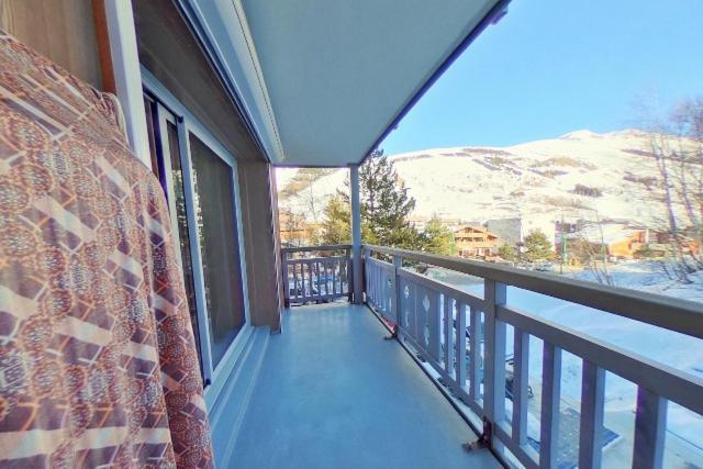 Elle comprend un balcon offrant une vue sur une montagne enneigée. dans l'établissement appartement les deux alpes, à Les Deux Alpes
