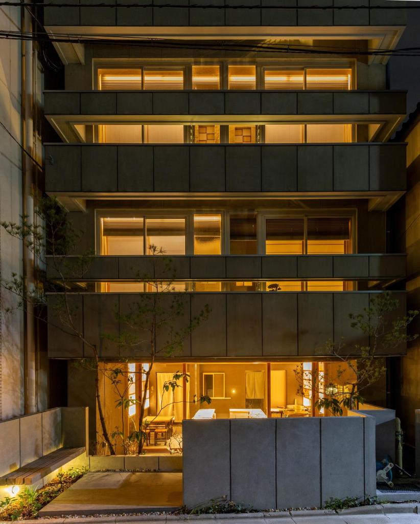 - une vue extérieure sur un bâtiment la nuit dans l'établissement cyashitsu ryokan asakusa, à Tokyo