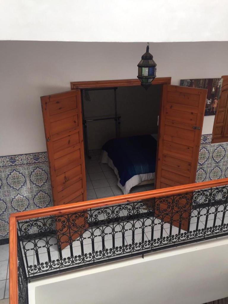 Cette chambre dispose d'un balcon et d'un lit. dans l'établissement Riad Lalla Zahra, à Marrakech