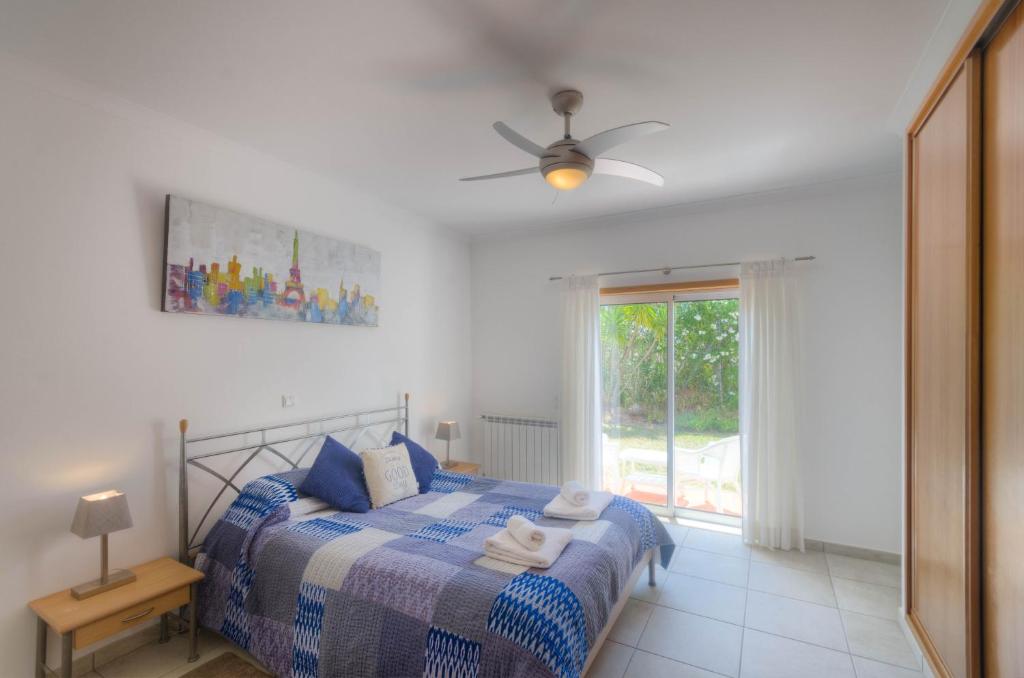 Villa Montanha, 4 Bedroom Villa, with swimming pool, loungers and alfresco dining, 10 min walk to the beautiful Praia da Luz Beach, Shops, Bars and Restaurants! 8