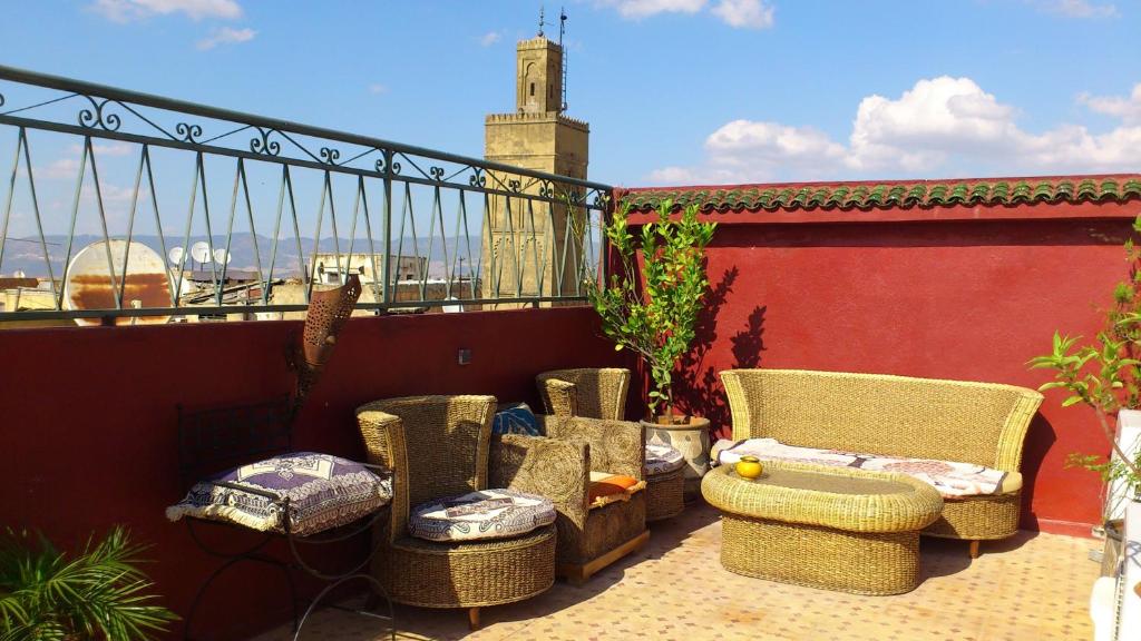 - un ensemble de chaises assises sur un balcon dans l'établissement Ryad Bab Berdaine, à Meknès