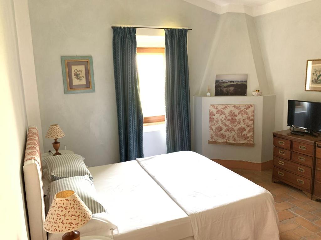 une chambre avec un lit et une fenêtre dans l'établissement Magnolia House, à Cetona