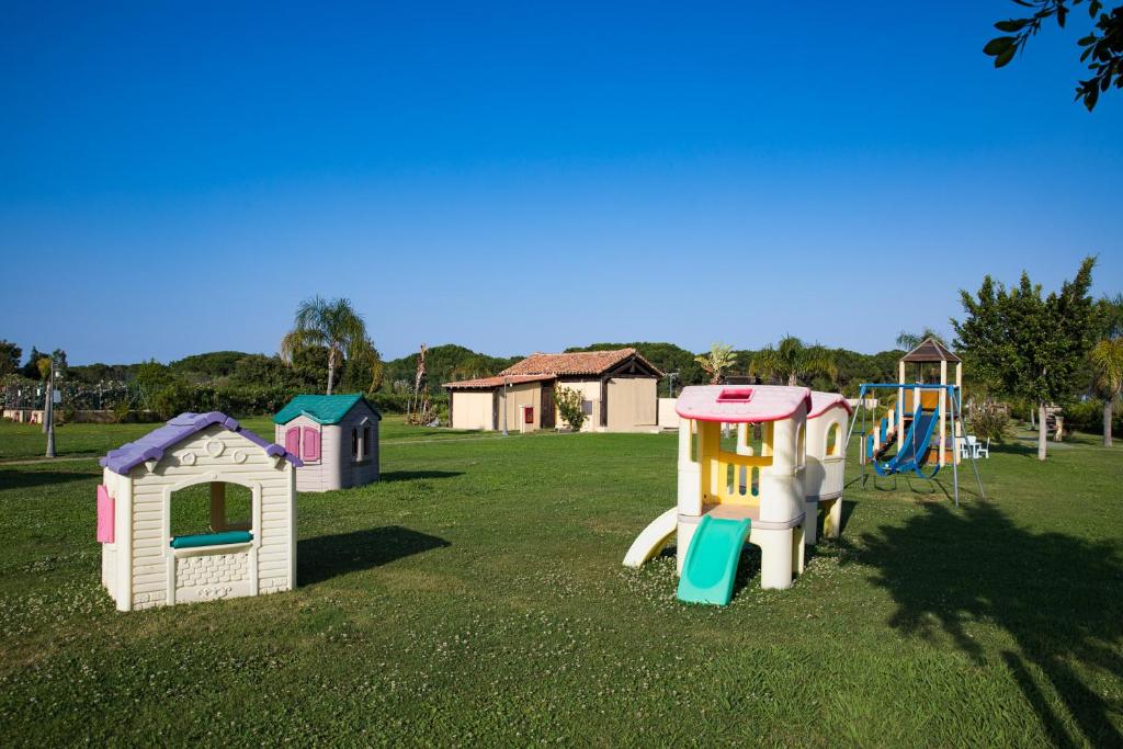 un groupe d'équipements de jeux pour enfants dans un parc dans l'établissement Cala Luas Resort, à Cardedu