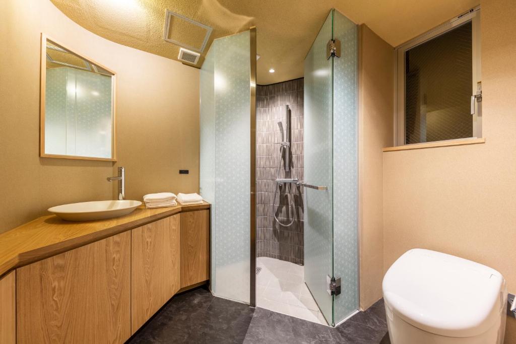 une salle de bain avec une douche, des toilettes et un lavabo dans l'établissement cyashitsu ryokan asakusa, à Tokyo 37 autres photos
