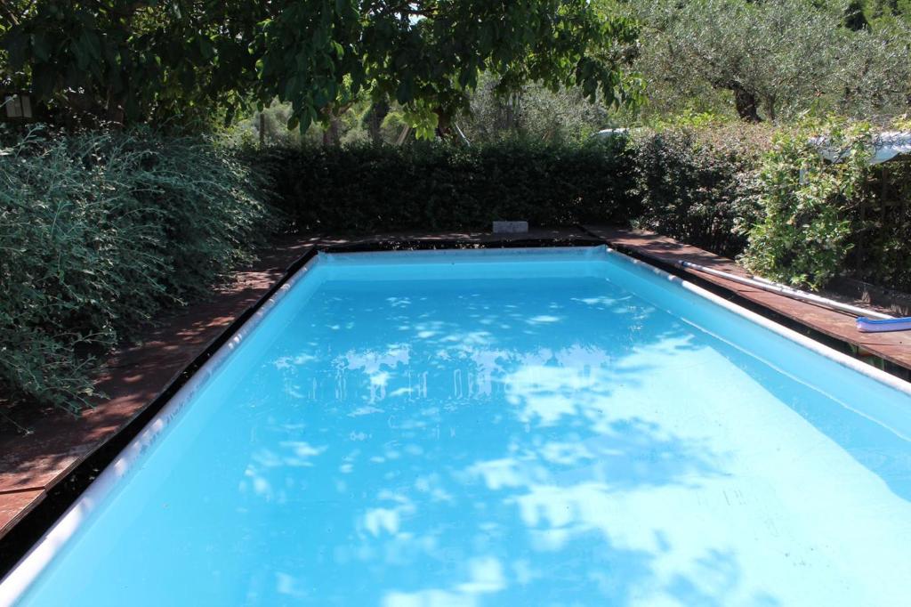une grande piscine bleue dans une cour dans l'établissement La casa di Eva, à Castel Viscardo 38 autres photos