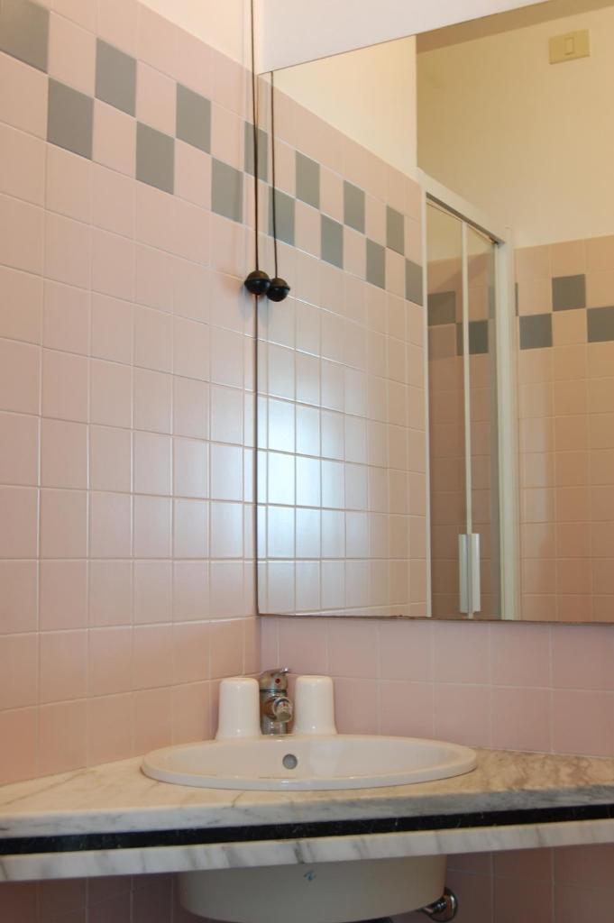 une salle de bain avec un lavabo et un miroir dans l'établissement Residence Sangiorgi, à Cattolica