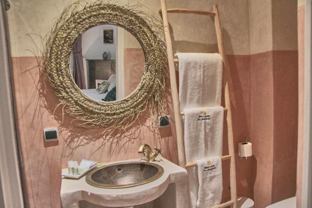 une salle de bain avec un lavabo et un miroir dans l'établissement Riad Borj El Baroud, à Essaouira