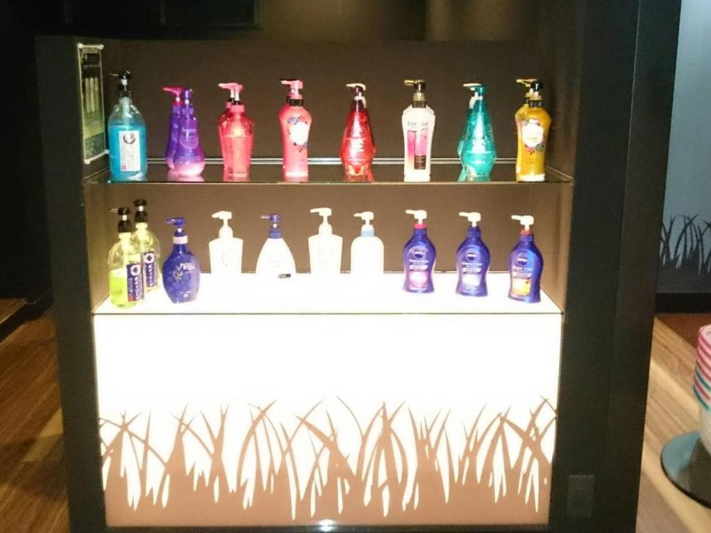 une étagère avec des bouteilles en verre colorées dans l'établissement Hotel Crest Hirai (Adult Only), à Tokyo