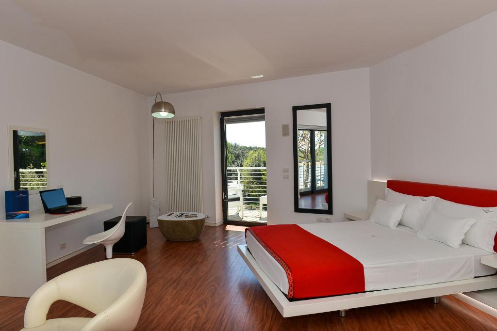 une chambre avec un lit et un bureau avec un ordinateur dans l'établissement Stay Michelangelo Jesolo Only Adults, à Lido di Jesolo