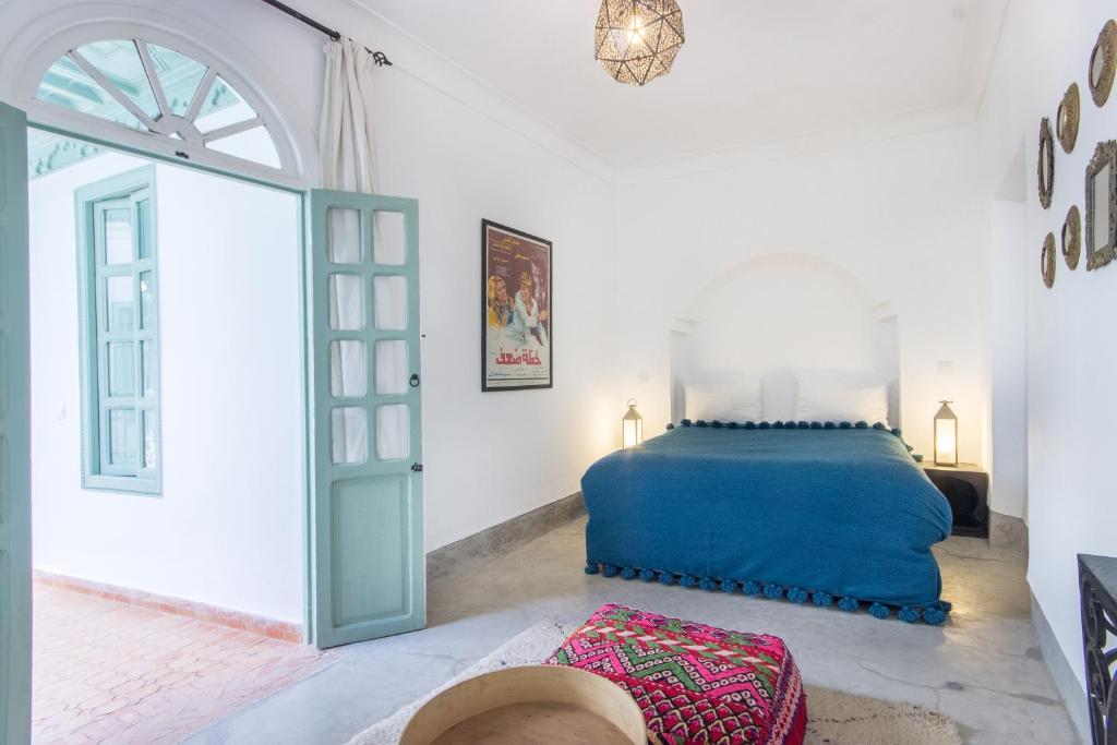 - une chambre avec un lit bleu dans l'établissement Riad Helen, à Marrakech 37 autres photos