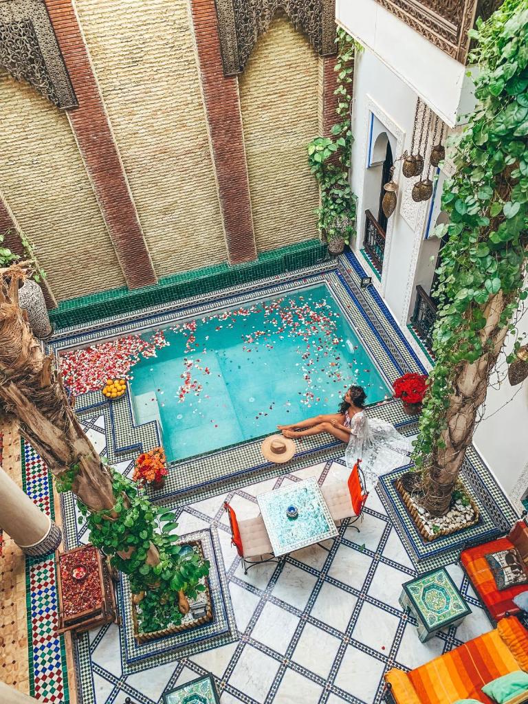 une vue aérienne d'une piscine dans une maison dans l'établissement Riad Tamarrakecht, à Marrakech