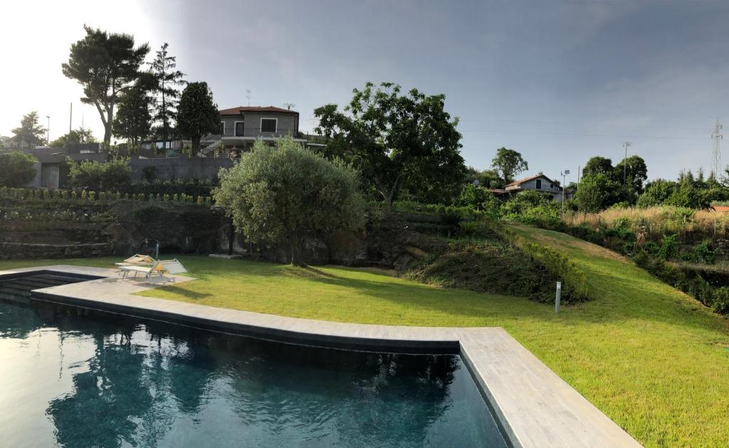 une piscine dans la cour d'une maison dans l'établissement Casa di Sara, à Zafferana Etnea