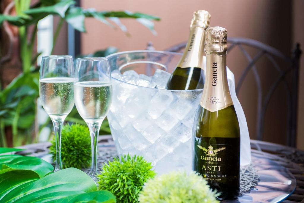 - deux bouteilles de champagne et des verres sur une table dans l'établissement ホテルココナッツリゾートアミー Love Hotel, à Kagoshima