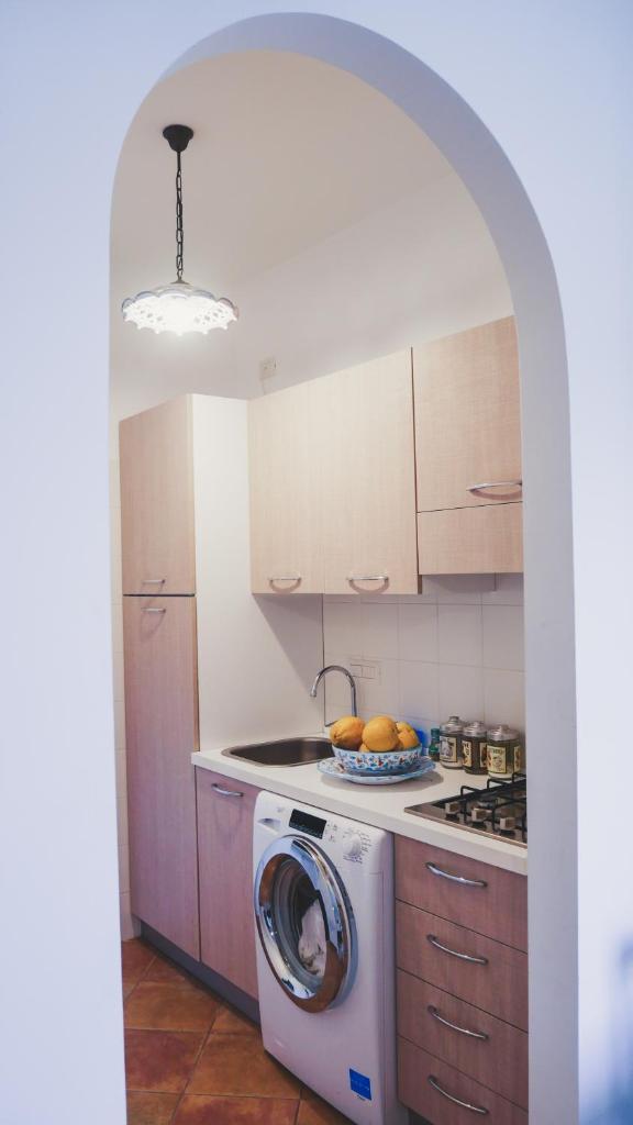 une cuisine avec une machine à laver dans une cuisine dans l'établissement Le 7 sorelle, à Lipari 24 autres photos