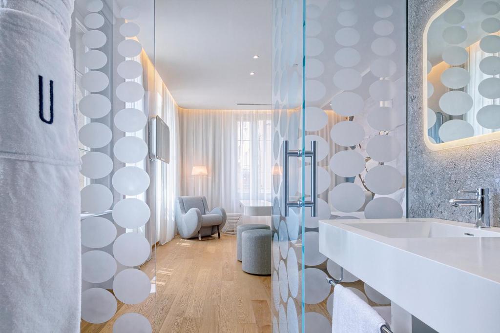 une salle de bain avec un lavabo et un miroir dans l'établissement Ausonia Hungaria Wellness & Lifestyle, sur le Lido de Venise