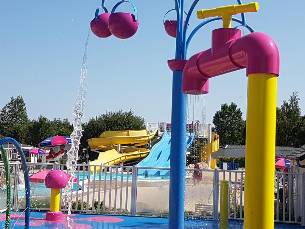 - un parc aquatique avec toboggan dans l'établissement camping onzain 4 etoiles, à Onzain
