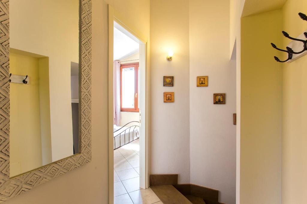 un miroir sur le mur dans un couloir dans l'établissement Villa Pedra Alghero - appartamento in villa con piscina, à Alghero