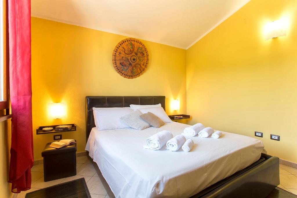 une chambre avec un grand lit avec des serviettes dessus dans l'établissement Villa Pedra Alghero - appartamento in villa con piscina, à Alghero