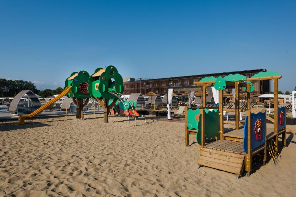 une aire de jeux sur la plage dans le sable dans l'établissement Lino delle Fate Eco Resort, à Bibione