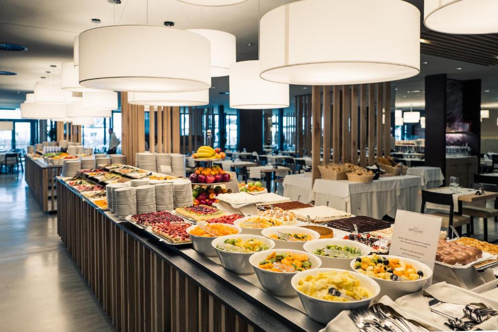 une ligne de buffet avec de nombreux types de nourriture différents dans l'établissement Lino delle Fate Eco Resort, à Bibione
