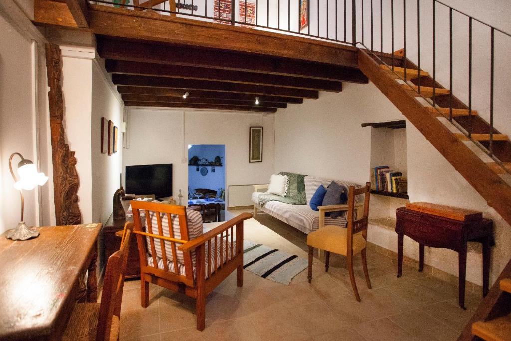 Cecilias Courtyard 5