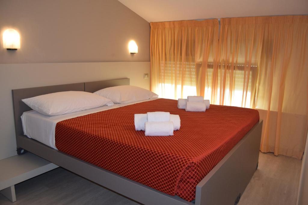 une chambre avec un lit avec deux serviettes dessus dans l'établissement Orchidea Marina, à Tirrenia