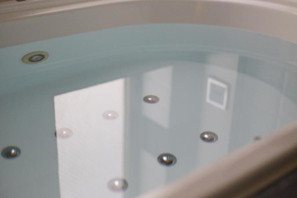 Cette chambre est dotée d'un plafond blanc éclairé. dans l'établissement ホテル アン 岐阜-大人専用, à Gifu