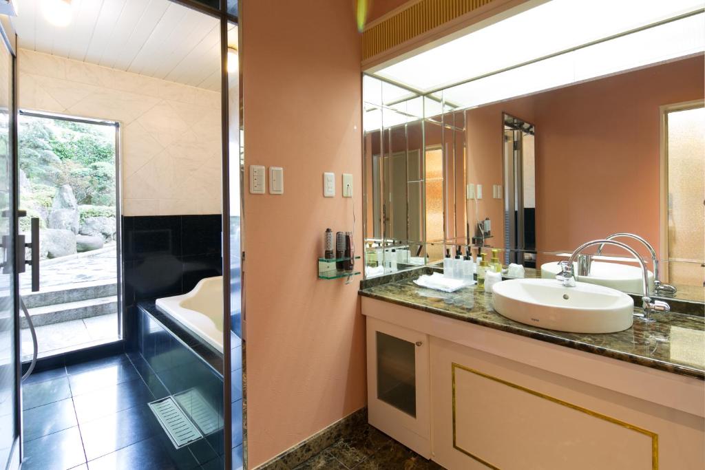 une salle de bain avec un lavabo et un miroir dans l'établissement Hotel Kilala (Adult Only), à Koriyama