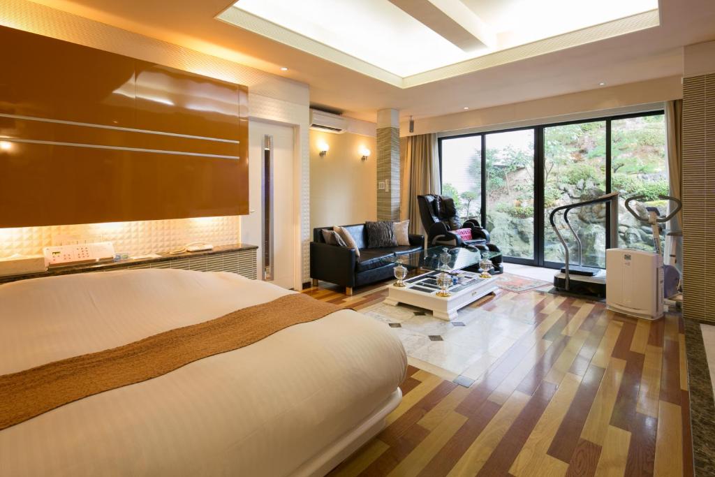 une chambre avec un lit et un salon dans l'établissement Hotel Kilala (Adult Only), à Koriyama