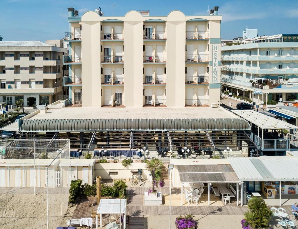 une vue aérienne sur un hôtel dans une ville dans l'établissement Hotel Strand, à Bellaria-Igea Marina
