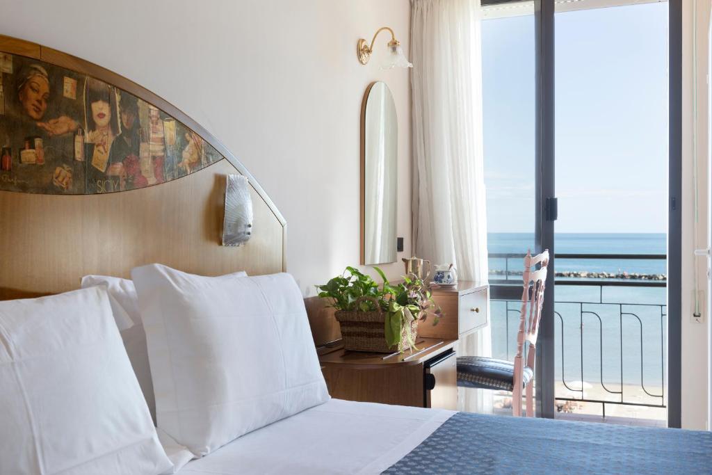 une chambre avec un lit avec vue sur l'océan dans l'établissement Hotel Strand, à Bellaria-Igea Marina