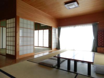 Cette chambre dispose d'une table en verre et d'une fenêtre. dans l'établissement Hiogiso, à Shima