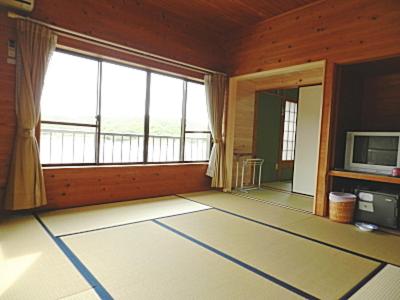 une grande pièce avec une grande fenêtre et une télévision dans l'établissement Hiogiso, à Shima