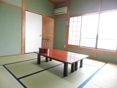 - une table en bois dans une chambre avec 2 fenêtres dans l'établissement Hiogiso, à Shima