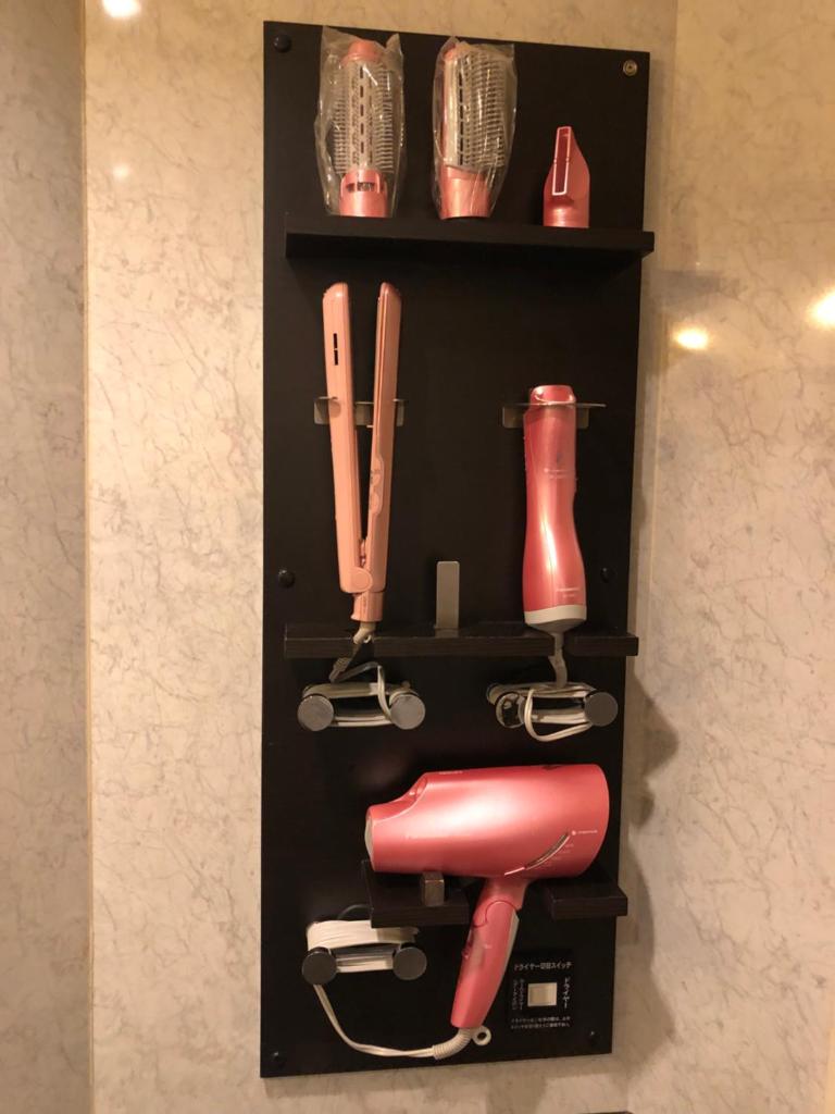 une étagère noire avec un sèche-cheveux rouge et d'autres articles dans l'établissement Restay Puchi Nagasaki Club (Adult Only), à Nagasaki 45 autres photos