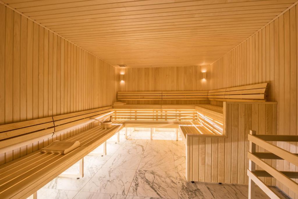un sauna vide avec des murs en bois et des bancs en bois dans l'établissement Fahrenheit Seven Courchevel, à Courchevel