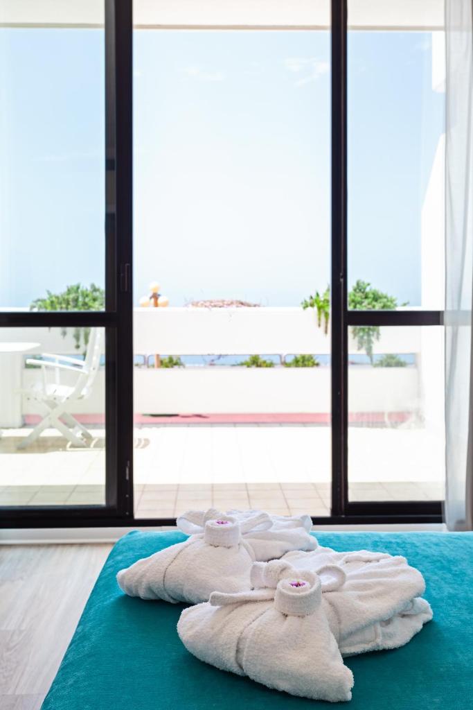 - un ensemble de serviettes assises sur un tapis bleu dans l'établissement Grand Hotel Pianeta Maratea Resort, à Maratea