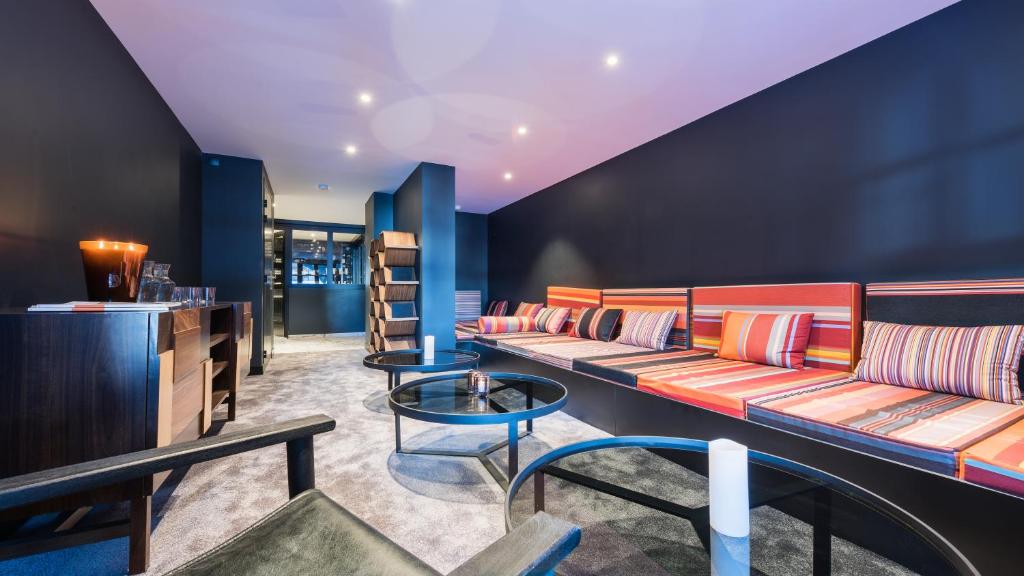 - une salle d'attente avec des canapés et des tables dans l'établissement Fahrenheit Seven Courchevel, à Courchevel 37 autres photos