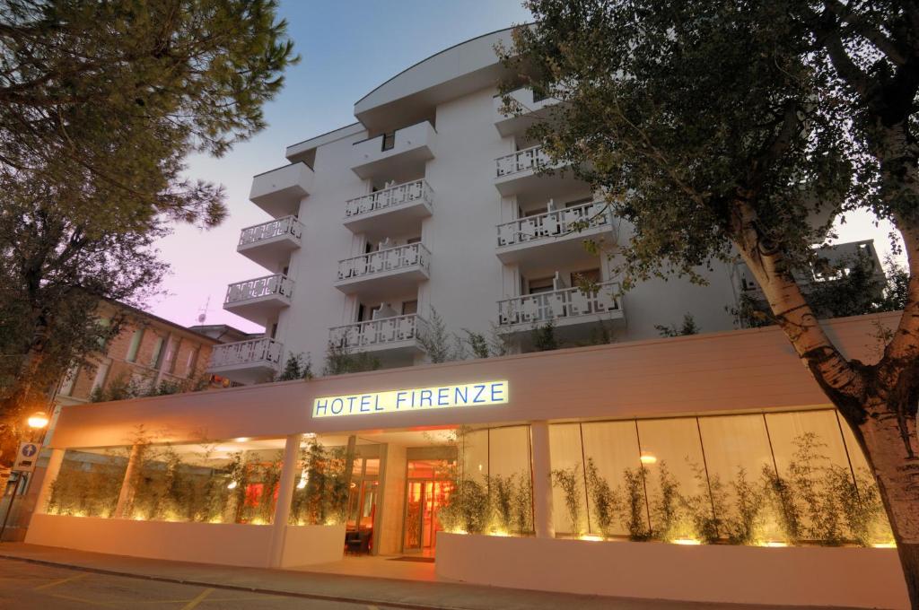 un bâtiment de pompier d'hôtel dans une rue la nuit dans l'établissement Hotel Firenze, à Bibione